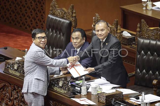 
Wakil Ketua Badan Legislasi (Baleg) DPR Achmad Baidowi (kiri) menyerahkan berkas laporan pembahasan RUU Kementerian Negara kepada Wakil Ketua DPR Lodewijk Freidrich Paulus (kanan) dalam Rapat Paripurna ke-7 Masa Persidangan I Tahun Sidang 2024-2025 di Kompleks Parlemen, Senayan, Jakarta, Kamis (19/9/2024). (ANTARA FOTO/Dhemas Reviyanto/YU)