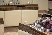 Ketua KPU Mochammad Afifuddin (kanan) berbincang dengan anggota KPU Idham Holik saat mengikuti rapat dengar pendapat (RDP) dengan Komisi II DPR beberapa waktu lalu. (ANTARA FOTO/Aprillio Akbar)