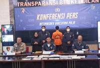 Bareskrim Polri menggelar konferensi pers penangkapan guru honorer di Jawa Timur yang meretas website BKN dan menjual datanya di darkweb. (INDOZONE/Samsudhuha Wildansyah)