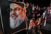 Warga Lebanon dan Palestina memegang potret pemimpin Hizbullah Sayyed Hassan Nasrallah, dalam unjuk rasa di kota pelabuhan selatan Sidon, Lebanon, Sabtu (28/9/2024). (Foto: AP Photo/Mohammed Zaatari)
