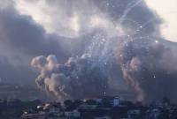 Asap mengepul di Lebanon selatan menyusul serangan Israel, di tengah permusuhan lintas batas yang sedang berlangsung antara pasukan Hizbullah dan Israel, seperti yang terlihat dari Tirus, Lebanon selatan, Senin (23/9/2024). (Reuters/Aziz Taher)