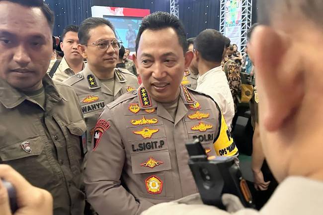 Kapolri Jenderal Pol Listyo Sigit Prabowo (tengah) saat memberikan keterangan di kompleks parlemen, Senayan, Jakarta, Rabu (25/9/2024). (ANTARA/Rio Feisal)