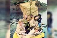 Keluarga Douglas Robertson bertahan hidup dengan perahu fiberglass kecil, yang kini dipajang di National Maritime Museum di Cornwall, Inggris.