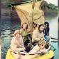 Keluarga Douglas Robertson bertahan hidup dengan perahu fiberglass kecil, yang kini dipajang di National Maritime Museum di Cornwall, Inggris.