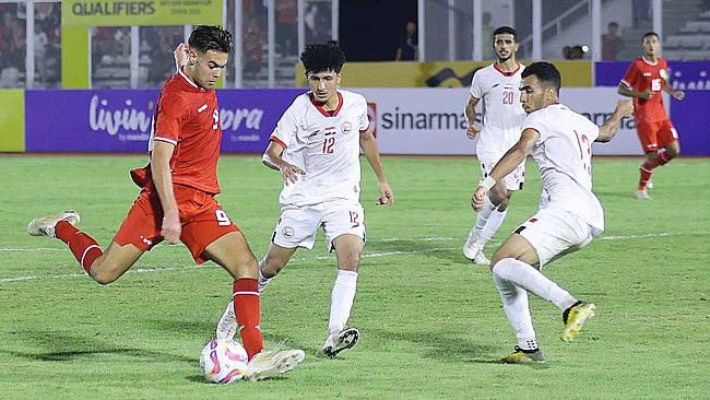 Jens Raven mencetak gol ke gawang timnas Yaman U-20. Timnas Indonesia U-20 bermain imbang dengan Yaman 1-1 dan menjadi pemuncak klasemen Grup F Kualifikasi Piala Asia U-20 2025 dan berhak lolos otomatis ke putaran final Piala Asia U-20 2025 yang akan berlangsung di China.(AntaraFoto/DhemasReviyanto)