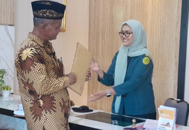 Sojuangun Hutauruk melayang surat ke Pengadilan Negeri Banjarmasin, Selasa (24/9/2024) (SuarIndonesia/Ist)