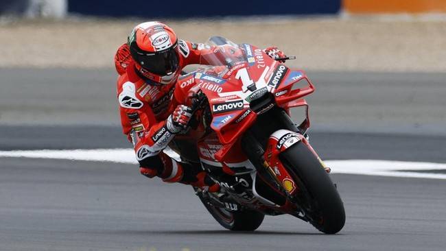 Pebalap Ducati Francesco Bagnaia tercepat di sesi Practice MotoGP Emilia Romagna 2024. (REUTERS/John Sibley)
