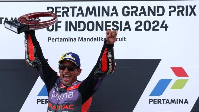 Pembalap Prima Pramac Racing Jorge Martin merayakan kemenangannya di podium setelah memenangi Grand Prix Indonesia di Pertamina Mandalika International Street Circuit, Lombok Tengah, NTB, Minggu (29/9/2024). (REUTERS/Ajeng Dinar Ulfiana)