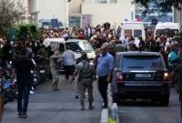 
Orang-orang berkumpul di luar rumah sakit yang merawat korban ledakan pager. (Reuters)