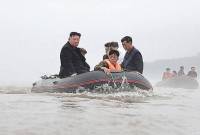 Pemimpin tertinggi Korea Utara, Kim Jong Un, dilaporkan mengeksekusi mati hingga 30 pejabat pemerintah gegara gagal menanggulangi banjir bandang yang menewaskan hingga ribuan orang pada Juli lalu. (Foto: REUTERS/KCNA)