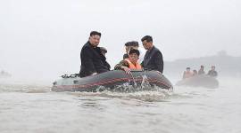 Pemimpin tertinggi Korea Utara, Kim Jong Un, dilaporkan mengeksekusi mati hingga 30 pejabat pemerintah gegara gagal menanggulangi banjir bandang yang menewaskan hingga ribuan orang pada Juli lalu. (Foto: REUTERS/KCNA)