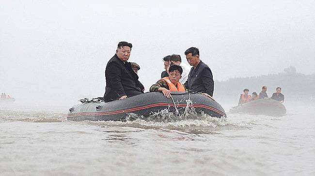 Pemimpin tertinggi Korea Utara, Kim Jong Un, dilaporkan mengeksekusi mati hingga 30 pejabat pemerintah gegara gagal menanggulangi banjir bandang yang menewaskan hingga ribuan orang pada Juli lalu. (Foto: REUTERS/KCNA)