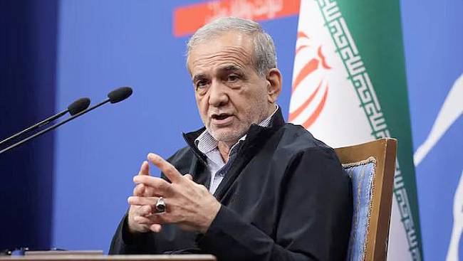 Presiden Iran Masoud Pezeshkian saat menghadiri konferensi pers di Teheran, Iran, Senin (16/9/2024) waktu setempat. (WANA (West Asia News Agency)/Majid Asgaripour via REUTERS Purchase Licensing Rights)