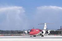 Pesawat kepresidenan yang ditumpangi Presiden Jokowi mendapat penghormatan water salute sebagai tanda momen bersejarah pendaratan perdana di Bandara IKN, Selasa (24/9/2024). (Foto: Biro Pers Sekretariat Presiden - Kris)