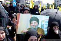 Seorang wanita Muslim Syiah membawa poster pemimpin Hisbulah Lebanon Sayyed Hassan Nasrallah saat prosesi religi menandai Asyura di daerah pinggiran Beirut, Lebanon. (REUTERS/Aziz Taher/aww/djo (REUTERS/AZIZ TAHER)