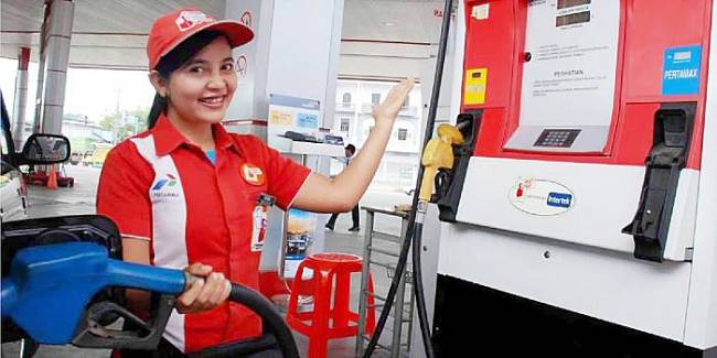 
Foto Ilustrasi --  Petugas SPBU Pertamina. (Foto: Istimewa)