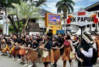 Kerukunan Keluarga Papua menampilkan tarian daerah pada kegiatan Parade Seni Budaya Lintas Etnis Pilkada 2024 di Banjarmasin, Kalimantan Selatan, Minggu (29/9/2024). (SuarIndonesia/ANTARA/Tumpal Andani Aritonang).