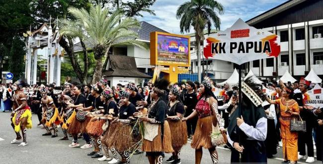 Kerukunan Keluarga Papua menampilkan tarian daerah pada kegiatan Parade Seni Budaya Lintas Etnis Pilkada 2024 di Banjarmasin, Kalimantan Selatan, Minggu (29/9/2024). (SuarIndonesia/ANTARA/Tumpal Andani Aritonang).
