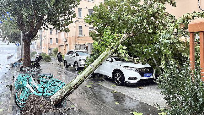 Topan Bebinca, badai terdahsyat sejak 1949, menyapu Kota Shanghai China yang menjadi pusat keuangan yang selalu sibuk pada Selasa (17/9/2024). (Foto: REUTERS/Xihao Jiang)