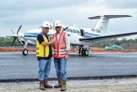 


Menteri Perhubungan Budi Karya Sumadi (kanan) bersama Menteri Pekerjaan Umum dan Perumahan Rakyat (PUPR) Basuki Hadimuljono (kiri) usai menyaksikan uji coba landasan pacu Bandara VVIP IKN di Kalimantan Timur. (ANTARA/HO-Humas Kemenhub)