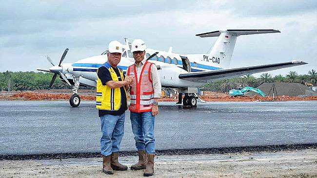 


Menteri Perhubungan Budi Karya Sumadi (kanan) bersama Menteri Pekerjaan Umum dan Perumahan Rakyat (PUPR) Basuki Hadimuljono (kiri) usai menyaksikan uji coba landasan pacu Bandara VVIP IKN di Kalimantan Timur. (ANTARA/HO-Humas Kemenhub)