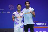 Anthony Sinisuka Ginting (kiri) dan Chico Aura Dwi Wardoyo, dua tunggal putra Indonesia berfoto bersama usai saling berhadapan pada babak pertama China Open 2024. (BADMINTON INDONESIA)