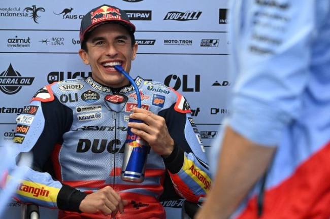 Pembalap Gresini Racing, Marc Marquez, bersantai di garasi saat hujan membatalkan sesi latihan bebas pertama MotoGP Australia di Phillip Island, Australia, Jumat (18/10/2024). (PAUL CROCK/AFP)