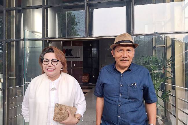 Wakil Ketua Komisi Pemberantasan Korupsi 2015–2019 Basaria Panjaitan (kiri) dan Thony Saut Situmorang berikan keterangan kepada wartawan di Gedung Merah Putih KPK, Jakarta, Senin (28/10/2024) sore. (ANTARA/Fianda Sjojan Rassat)
