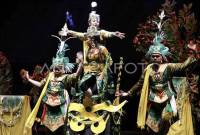 Peserta menampilkan tarian pedalaman Dayak Kalimantan Tengah saat mengikuti lomba tari tradisional bertajuk Festival Budaya Isen Mulang, di halaman GOR Serbaguna Indoor, Palangka Raya, Kalimantan Tengah, Rabu (22/5/2024) malam. (ANTARA FOTO/Auliya Rahman/nz)