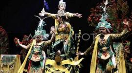 Peserta menampilkan tarian pedalaman Dayak Kalimantan Tengah saat mengikuti lomba tari tradisional bertajuk Festival Budaya Isen Mulang, di halaman GOR Serbaguna Indoor, Palangka Raya, Kalimantan Tengah, Rabu (22/5/2024) malam. (ANTARA FOTO/Auliya Rahman/nz)