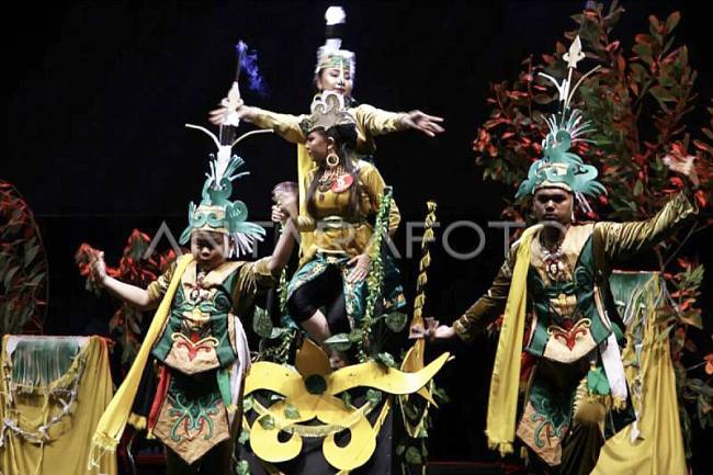 Peserta menampilkan tarian pedalaman Dayak Kalimantan Tengah saat mengikuti lomba tari tradisional bertajuk Festival Budaya Isen Mulang, di halaman GOR Serbaguna Indoor, Palangka Raya, Kalimantan Tengah, Rabu (22/5/2024) malam. (ANTARA FOTO/Auliya Rahman/nz)