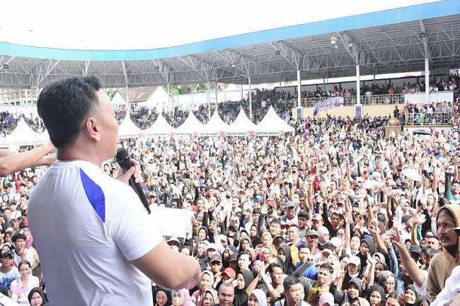 Gubernur Kalteng Sugianto Sabran bersama masyarakat dalam Jalan Sehat Berkah di Muara Teweh Kabupaten Barito Utara, Minggu (13/10/2024). (ANTARA/HO-Biro Adpim Pemprov Kalteng)