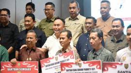 Gubernur Kalteng Sugianto Sabran bersama jajaran menyerahkan berbagai program bantuan maupun dukungan terhadap peningkatan kesejahteraan masyarakat. (Dok ANTARA/HO-Biro Adpim Pemprov Kalteng)