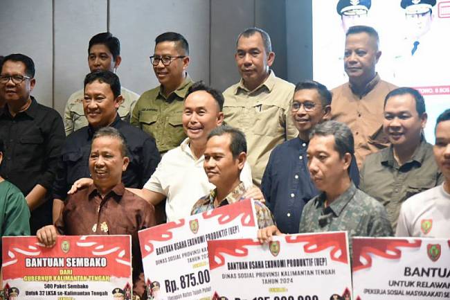Gubernur Kalteng Sugianto Sabran bersama jajaran menyerahkan berbagai program bantuan maupun dukungan terhadap peningkatan kesejahteraan masyarakat. (Dok ANTARA/HO-Biro Adpim Pemprov Kalteng)