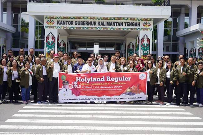 Pelepasan keberangkatan Kontingen Holyland Pemprov Kalteng Gelombang I berjumlah 100 orang, Palangka Raya, Jumat (25/10/2024). (ANTARA/HO-Diskominfosantik Kalteng)