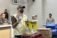 Anggota tim penyidik menunjukkan barang bukti uang dari operasi tangkap tangan KPK Kadis PUPR Kalsel, di gedung KPK, Jakarta, Selasa (8/10/2024) lalu. KPK menyita barang bukti uang Rp12 miliar dan USD500 setelah melakukan operasi tangkap tangan terhadap enam tersangka termasuk Kadis PUPR Kalimantan Selatan Ahmad Solhan dan Kabid Cipta Karya Provinsi Kalimantan Selatan Yulianti Erlynah serta menetapkan Gubernur Kalimantan Selatan Sahbirin Noor sebagai tersangka. (Wardhany Tsa Tsia-VOI)