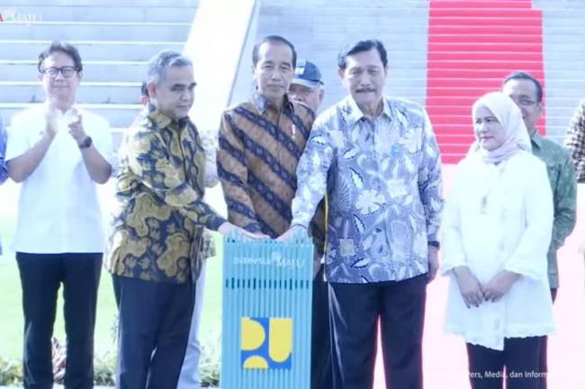 Tangkapan layar - Presiden Joko Widodo menekan tombol sirine sebagai visualisasi atas seremoni peresmian Istana Negara IKN, Provinsi Kalimantan Timur, Jumat (11/10/2024). (ANTARA/Andi Firdaus)