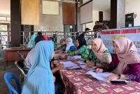 Proses penyaluran BLT APBD 2024 kepada KPM di Kecamatan Halong (Foto:Mc.Balangan)