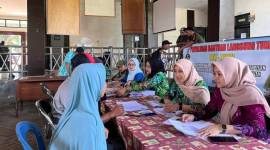 Proses penyaluran BLT APBD 2024 kepada KPM di Kecamatan Halong (Foto:Mc.Balangan)