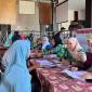 Proses penyaluran BLT APBD 2024 kepada KPM di Kecamatan Halong (Foto:Mc.Balangan)