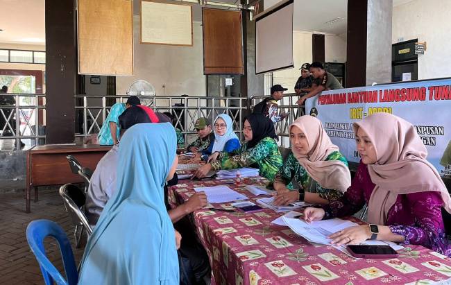 Proses penyaluran BLT APBD 2024 kepada KPM di Kecamatan Halong (Foto:Mc.Balangan)