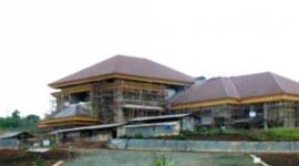 Rumah Sakit (RS) Stagen di Kabupaten Kotabaru Kalsel tak kunjung selesai, sejak 2010 dikerjakan. (SuarIndonesia/Repro)