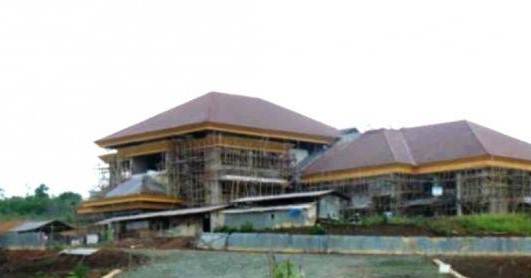 Rumah Sakit (RS) Stagen di Kabupaten Kotabaru Kalsel tak kunjung selesai, sejak 2010 dikerjakan. (SuarIndonesia/Repro)