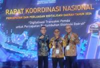 Dirut Bank Kalsel saat mendampingi Kepala Biro Perekonomian Kalsel menerima penghargaan TP2DD terbaik wilayah Kalimantan.