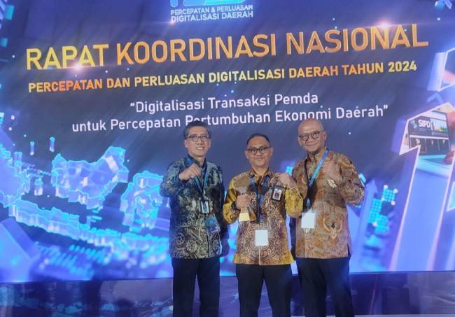 Dirut Bank Kalsel saat mendampingi Kepala Biro Perekonomian Kalsel menerima penghargaan TP2DD terbaik wilayah Kalimantan.
