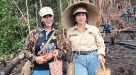 Legislator Kabupaten Gumas Rayaniatie Djangkan (kanan) dan lainnya, saat mengikuti harubuh manugal di Kelurahan Tewah Kecamatan Tewah, Senin (7/10/2024). (ANTARA/HO-PWI Gumas)

