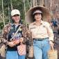 Legislator Kabupaten Gumas Rayaniatie Djangkan (kanan) dan lainnya, saat mengikuti harubuh manugal di Kelurahan Tewah Kecamatan Tewah, Senin (7/10/2024). (ANTARA/HO-PWI Gumas)
