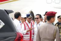 Kepala Badan Bank Tanah Parman Nataatmadja bersama Menhub Budi Karya Sumadi ketika menyambut Presiden Jokowi yang mendarat di Bandara Nusantara di Kabupaten Penajam Paser Utara, Provinsi Kalimantan Timur (ANTARA/HO-dokumen Badan Bank Tanah)
