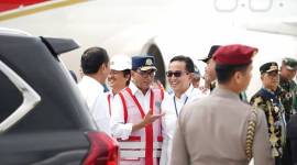 Kepala Badan Bank Tanah Parman Nataatmadja bersama Menhub Budi Karya Sumadi ketika menyambut Presiden Jokowi yang mendarat di Bandara Nusantara di Kabupaten Penajam Paser Utara, Provinsi Kalimantan Timur (ANTARA/HO-dokumen Badan Bank Tanah)