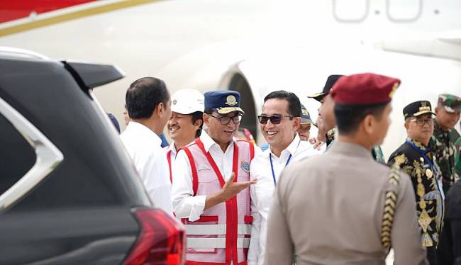 Kepala Badan Bank Tanah Parman Nataatmadja bersama Menhub Budi Karya Sumadi ketika menyambut Presiden Jokowi yang mendarat di Bandara Nusantara di Kabupaten Penajam Paser Utara, Provinsi Kalimantan Timur (ANTARA/HO-dokumen Badan Bank Tanah)